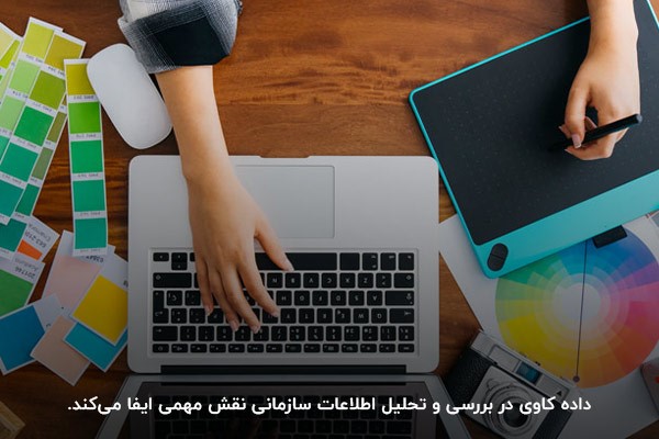 نمای بالا از میز کار شامل لپتاپ و ابزارهای دیجیتال در فرایند داده کاوی