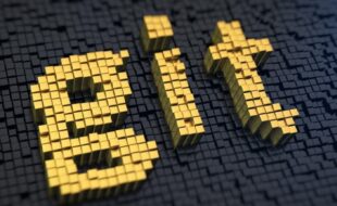 تصویر گرافیکی کلمه git ساخته‌شده از بلوک‌های طلایی کوچک