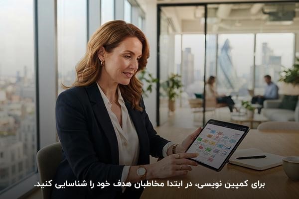 زنی نشسته پشت میز در حال کار با تبلت در فضای اداری